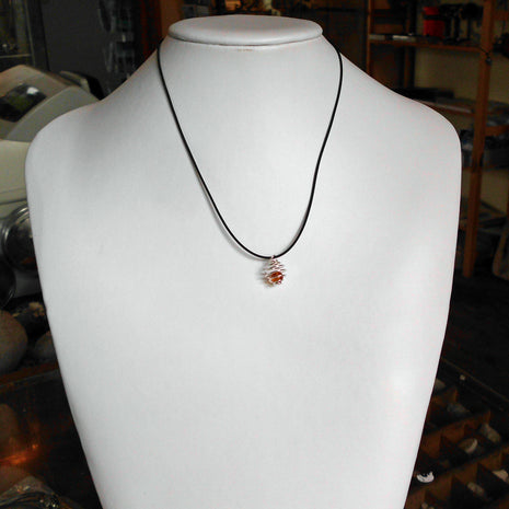 Bernsteinperle in spiralförmiger Metallfassung