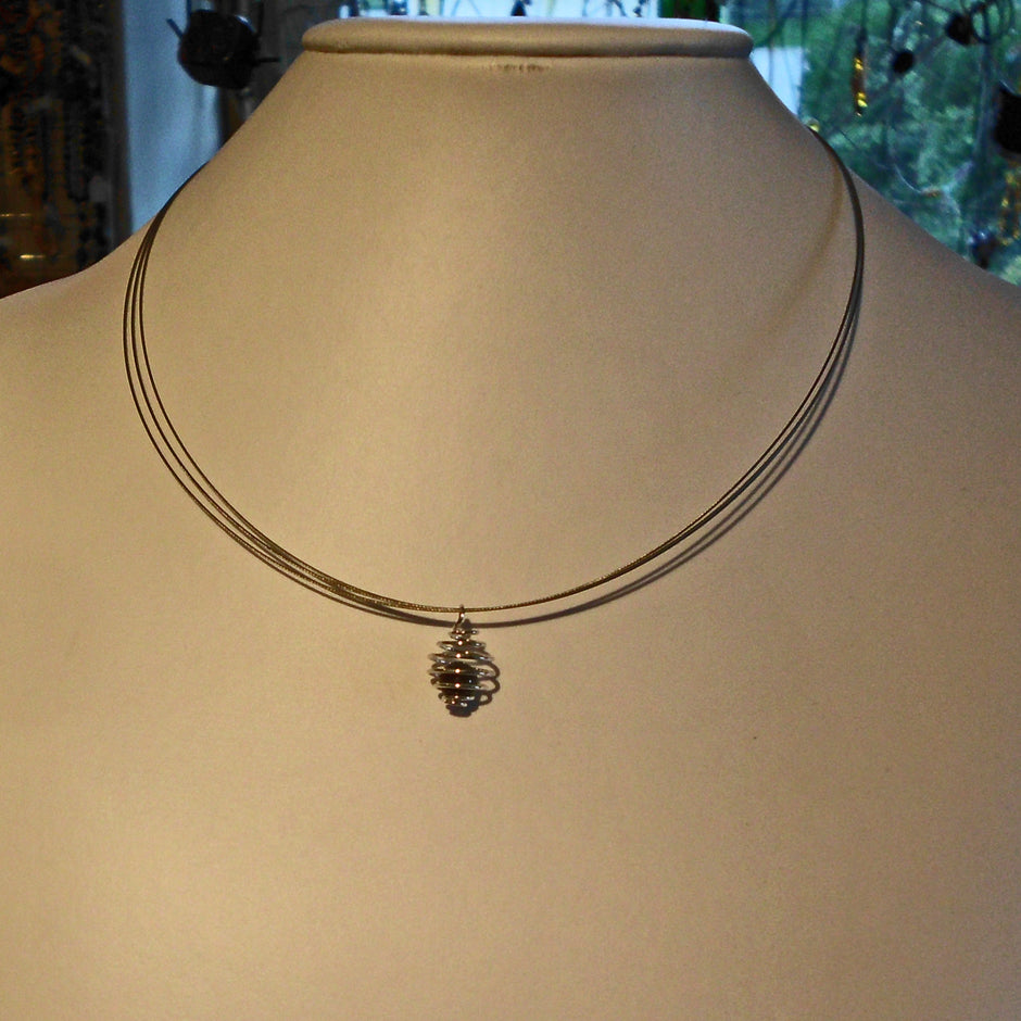 Feuersteinkugel-Anhänger mit silberfarbener Spirale