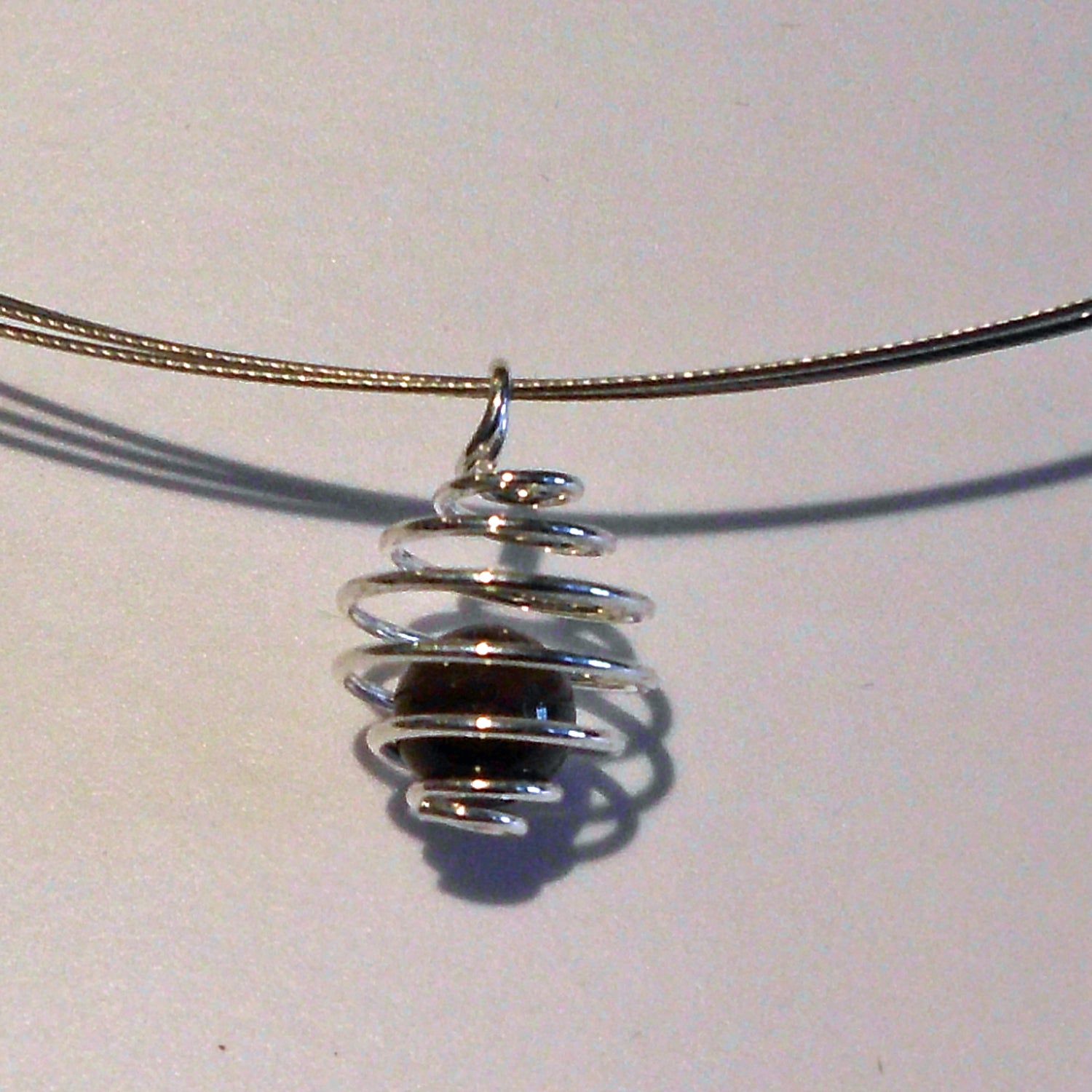 Feuersteinkugel-Anhänger mit silberfarbener Spirale