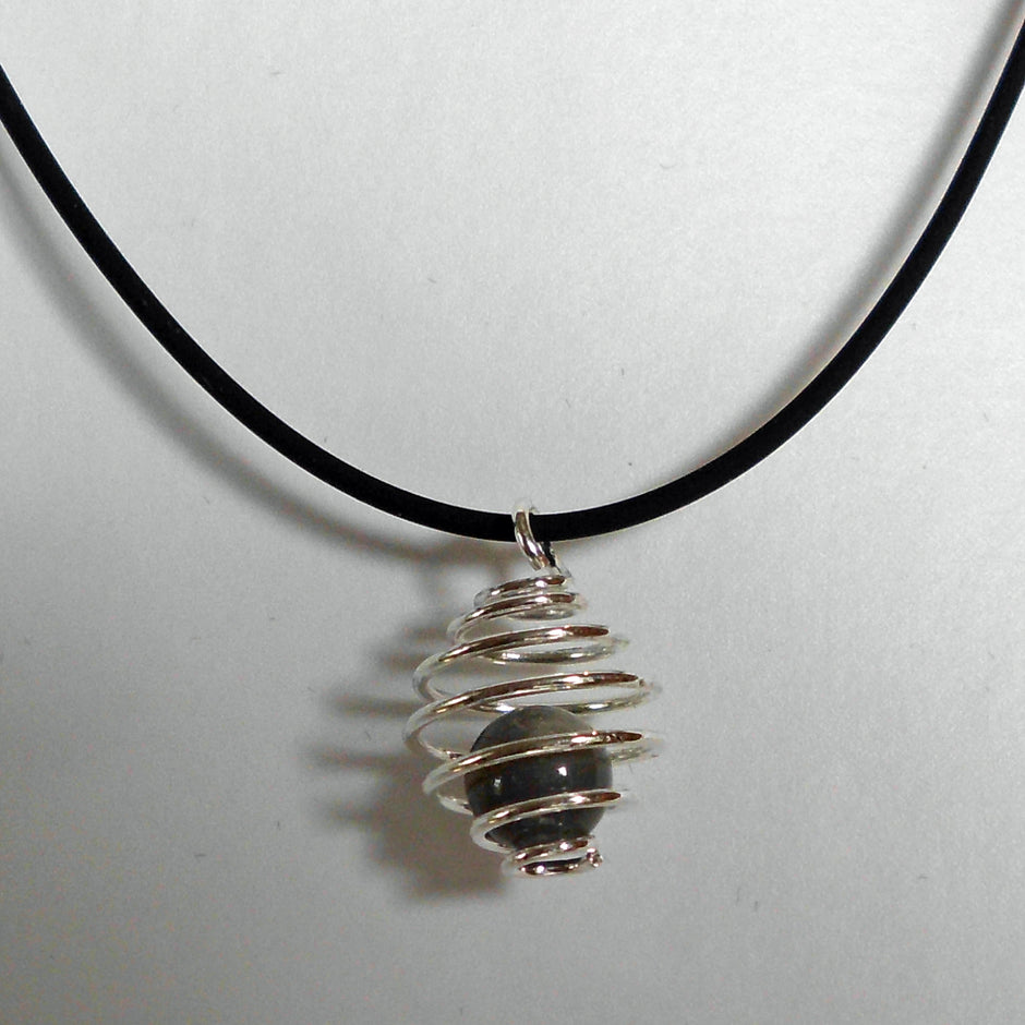 Einzelstück: Feuersteinperle in Spirale von Rügen