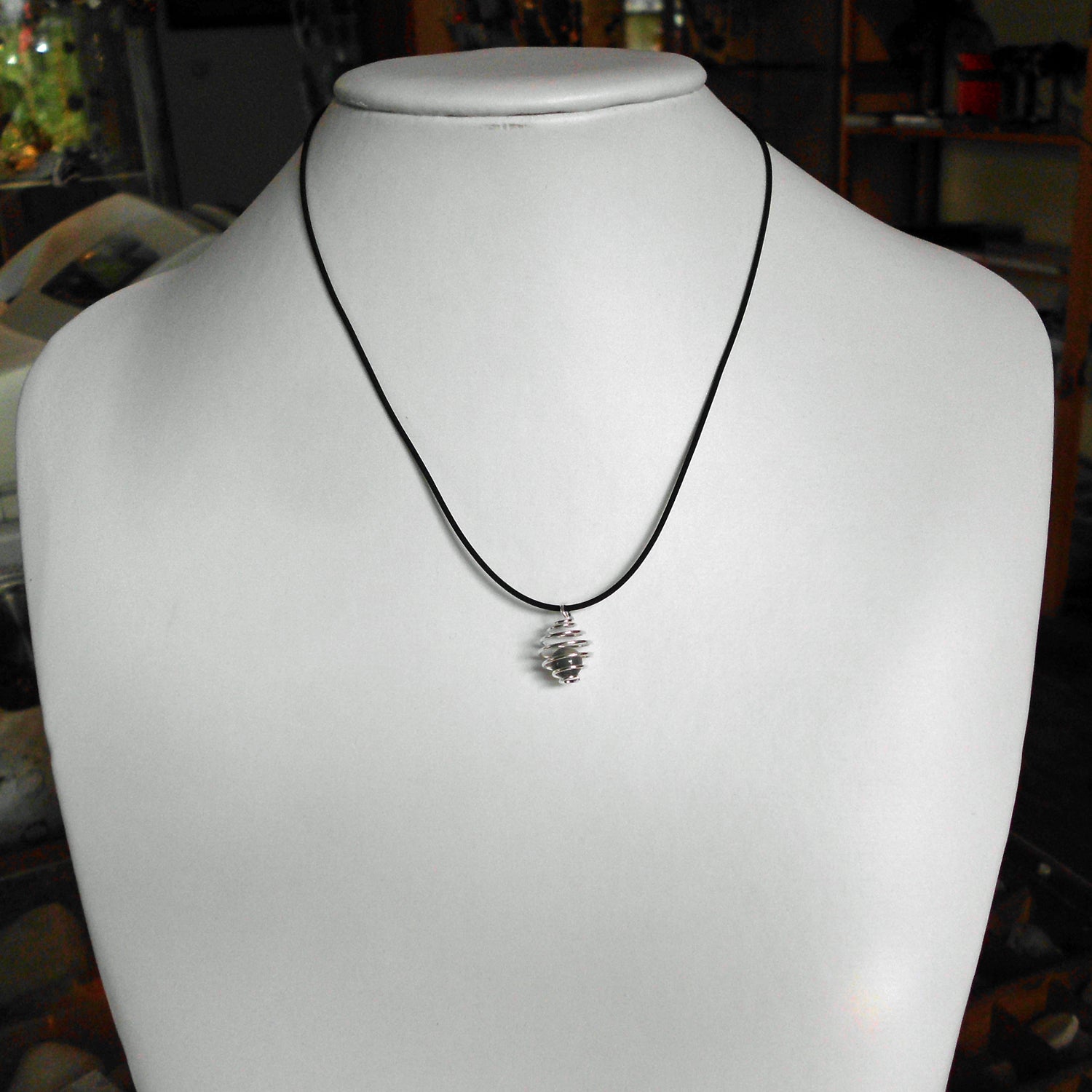 Einzelstück: Feuersteinperle in Spirale von Rügen