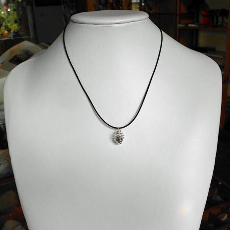 Einzelstück: Feuersteinperle in Spirale von Rügen