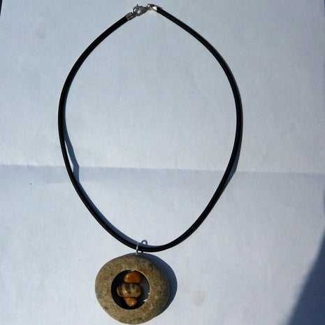 Unikat: Kieselanhänger mit polierten Steinen im Herzen