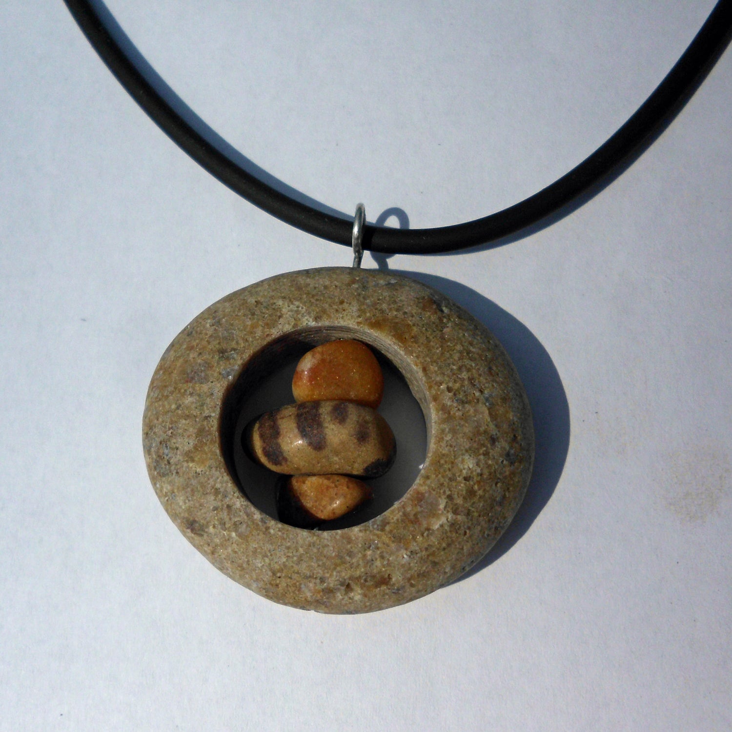 Unikat: Kieselanhänger mit polierten Steinen im Herzen