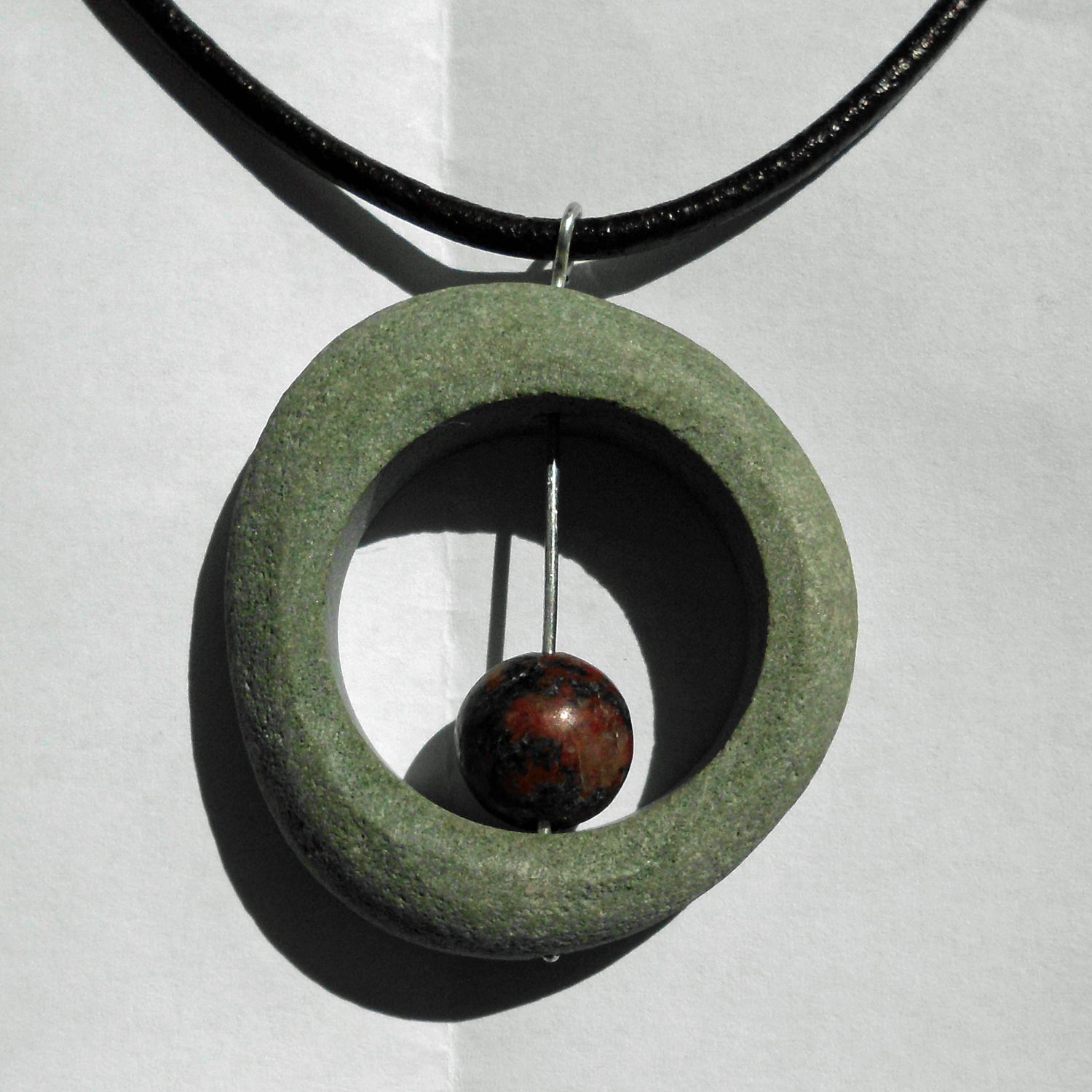 Echter Kiesel mit Granitkugel, Unikat von Rügen