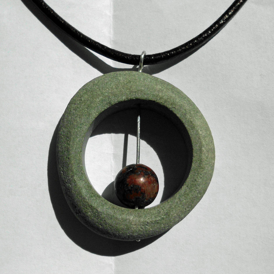 Echter Kiesel mit Granitkugel, Unikat von Rügen