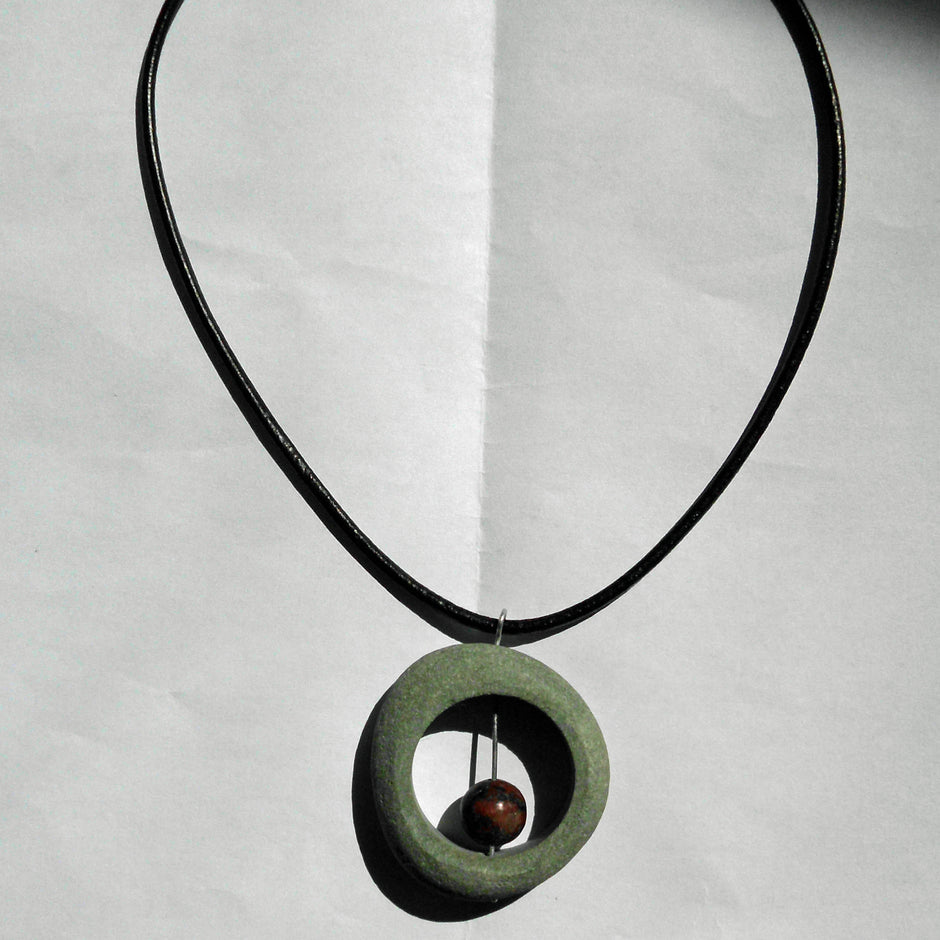 Echter Kiesel mit Granitkugel, Unikat von Rügen