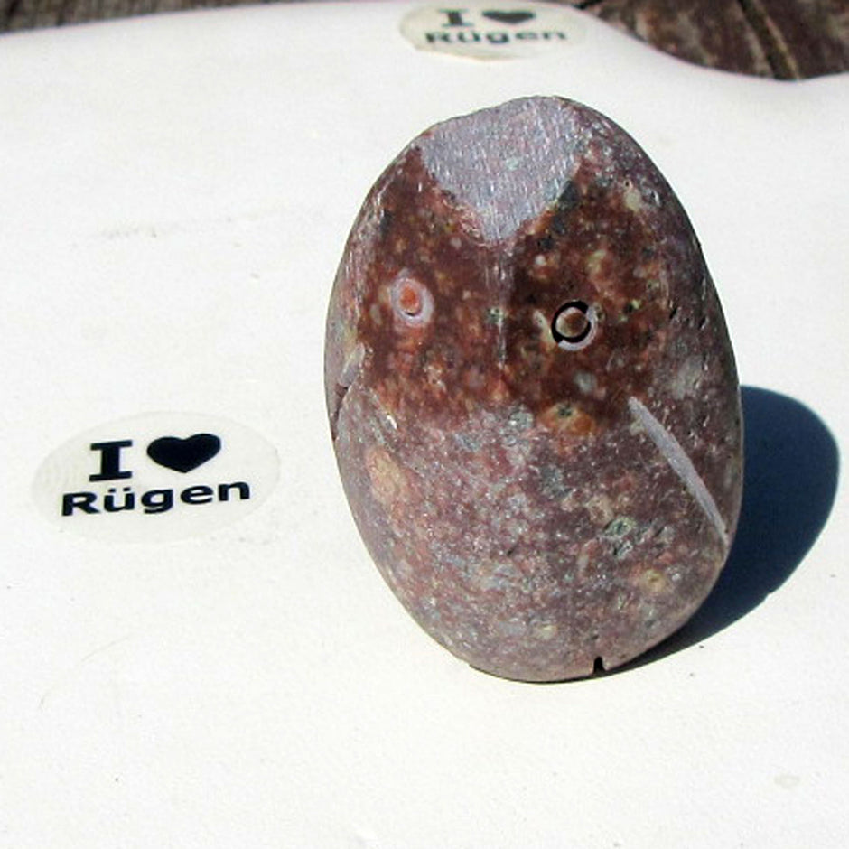 Rötliche Steineule aus Porphyr – Einzelstück von Rügen