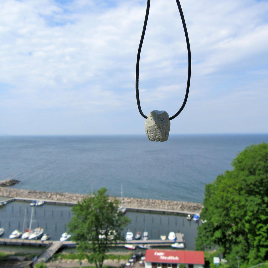 Kleine Steineule am schwarzen Lederband, Unikat