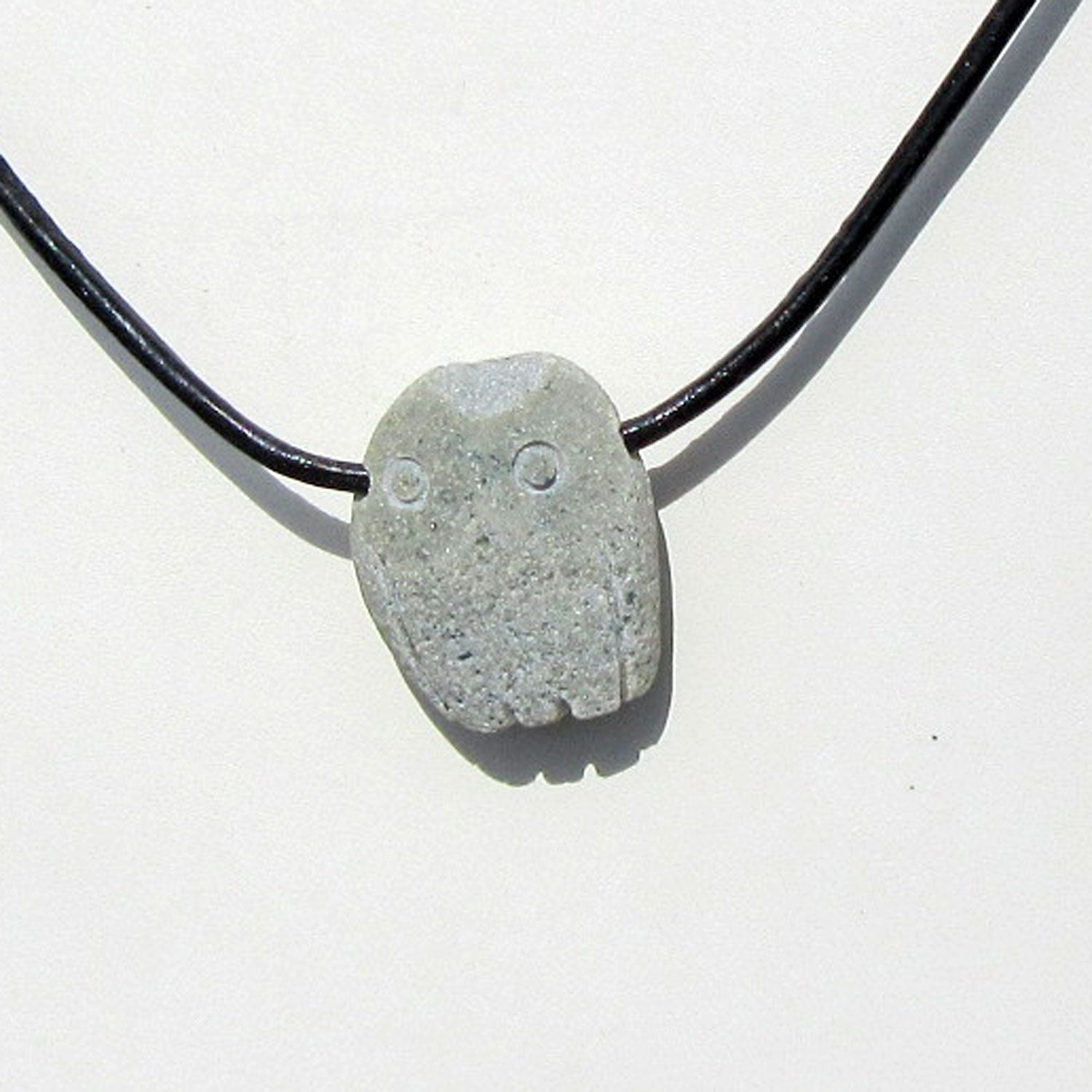 Kleine Steineule am schwarzen Lederband, Unikat