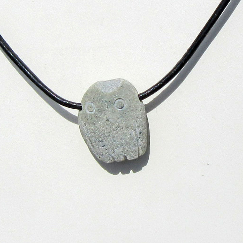 Kleine Steineule am schwarzen Lederband, Unikat