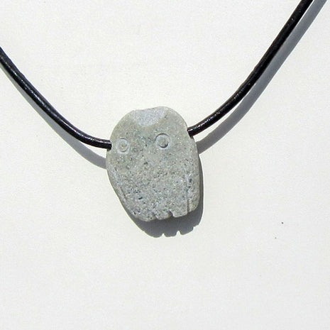 Kleine Steineule am schwarzen Lederband, Unikat