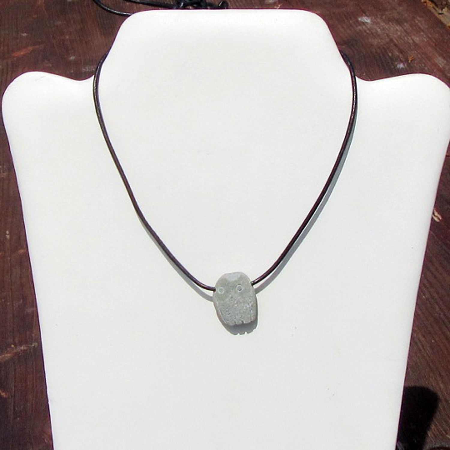 Kleine Steineule am schwarzen Lederband, Unikat