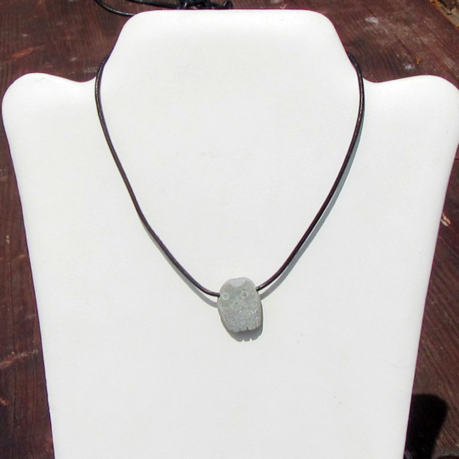 Kleine Steineule am schwarzen Lederband, Unikat