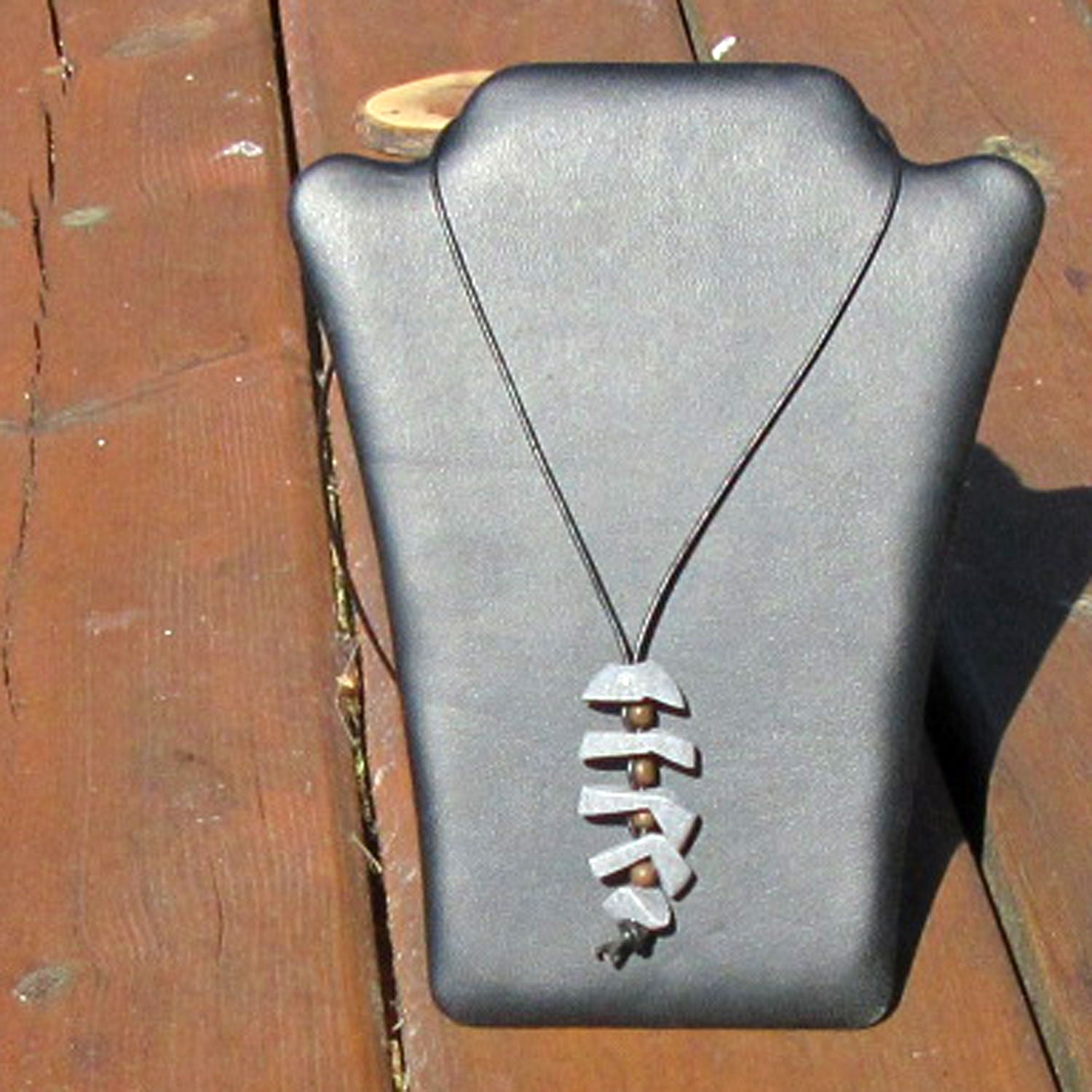 Grätenfisch aus Granit und Holzperlen, Unikat