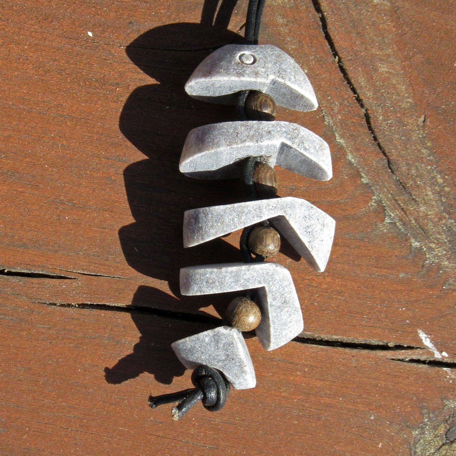 Grätenfisch aus Granit und Holzperlen, Unikat