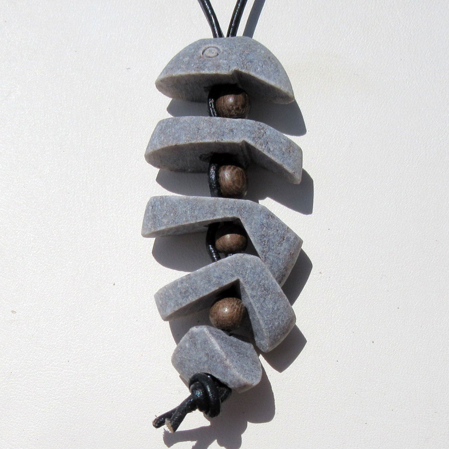 Grätenfisch aus Granit und Holzperlen, Unikat