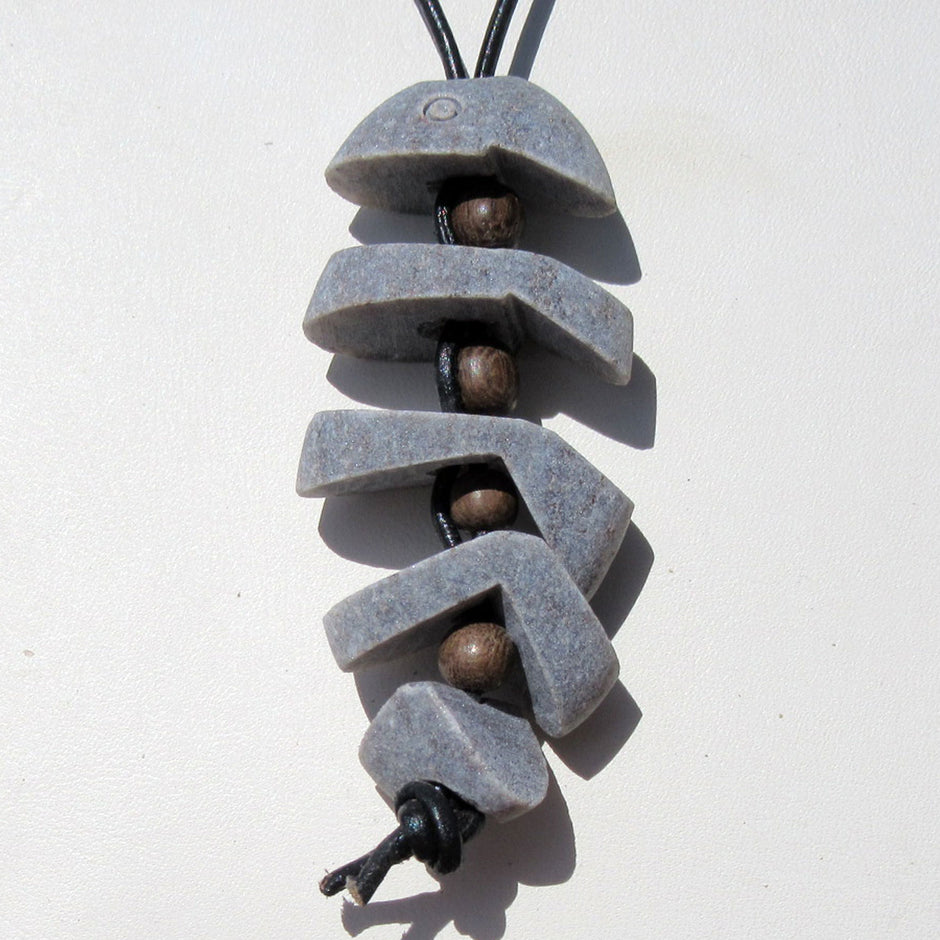 Grätenfisch aus Granit und Holzperlen, Unikat