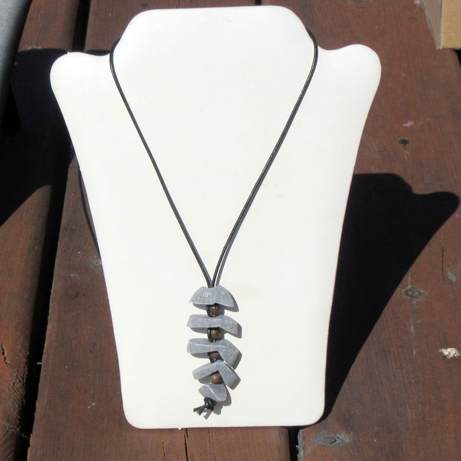 Grätenfisch aus Granit und Holzperlen, Unikat