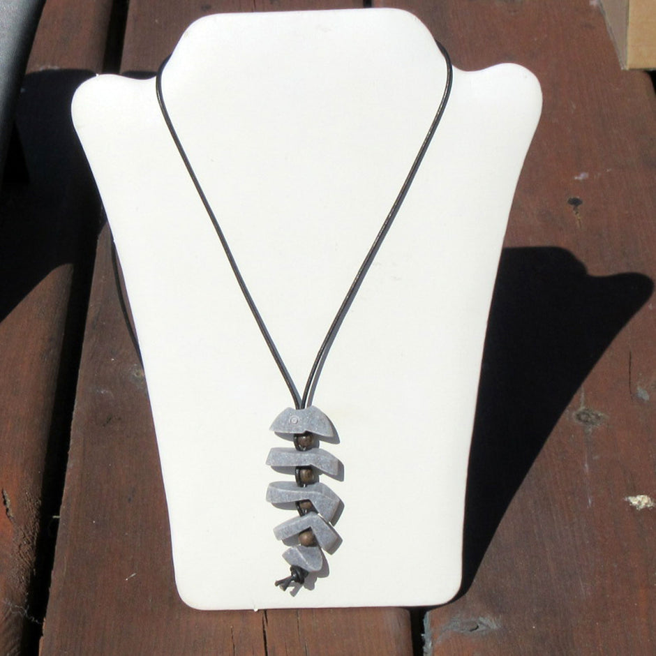 Grätenfisch aus Granit und Holzperlen, Unikat