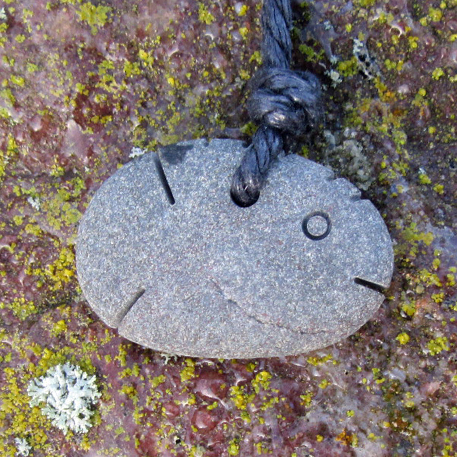 Kleiner Anhänger Steinfisch unpoliert aus Rügen