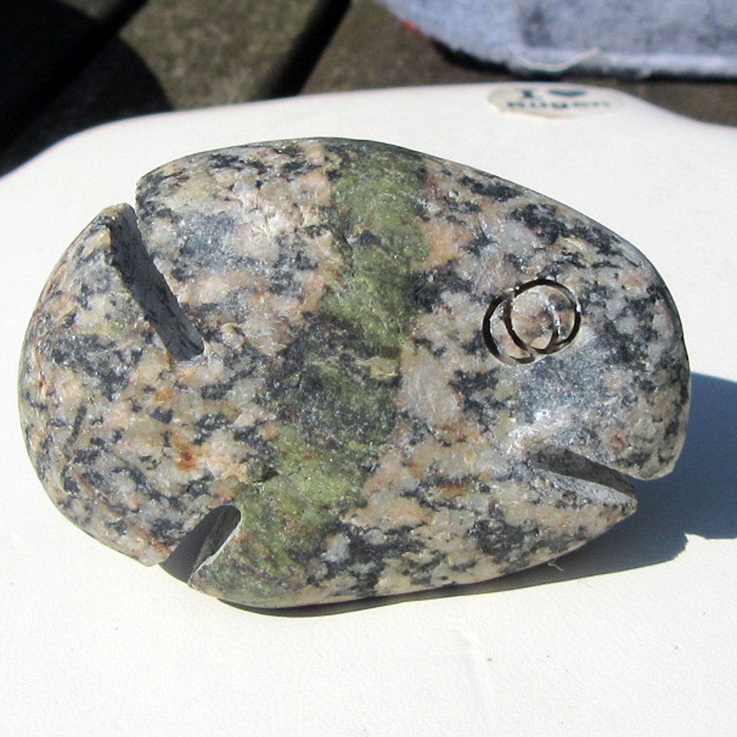 Zwei farbige Fischskulptur aus Rügener Stein, Unikat