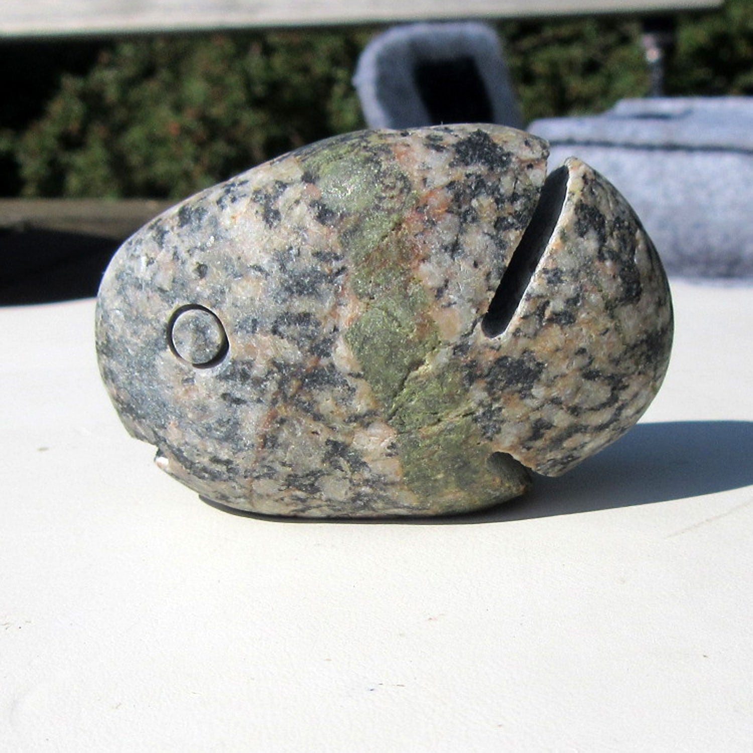 Zwei farbige Fischskulptur aus Rügener Stein, Unikat