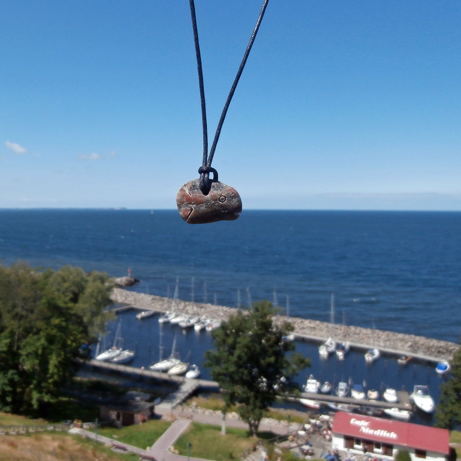 Kleiner Steinfisch aus Rügener Gneis, handgefertigt