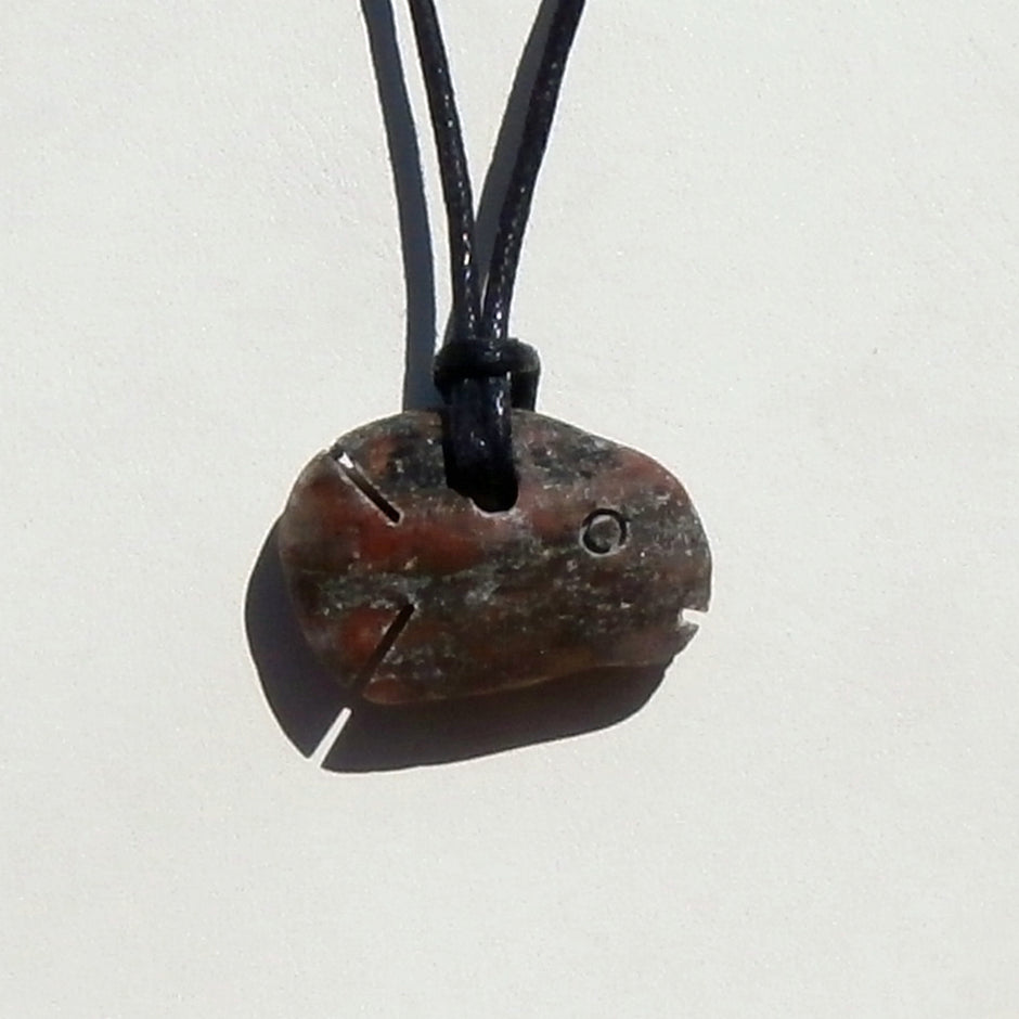 Kleiner Steinfisch aus Rügener Gneis, handgefertigt