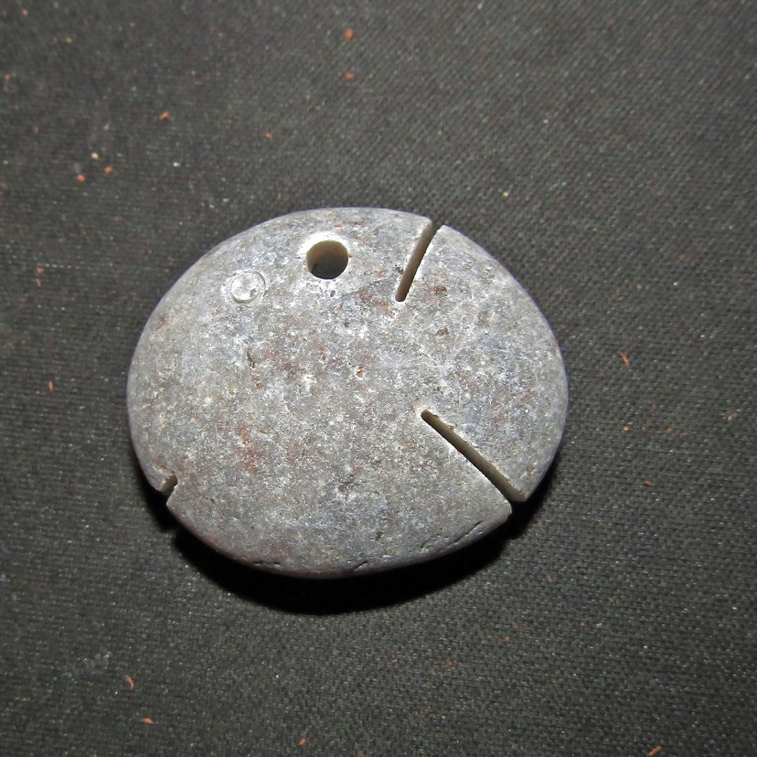 Unpolierter Steinfisch-Anhänger aus Rügen