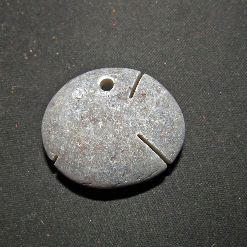 Unpolierter Steinfisch-Anhänger aus Rügen