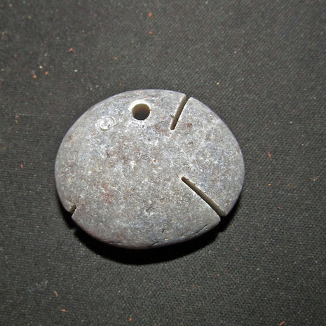 Unpolierter Steinfisch-Anhänger aus Rügen