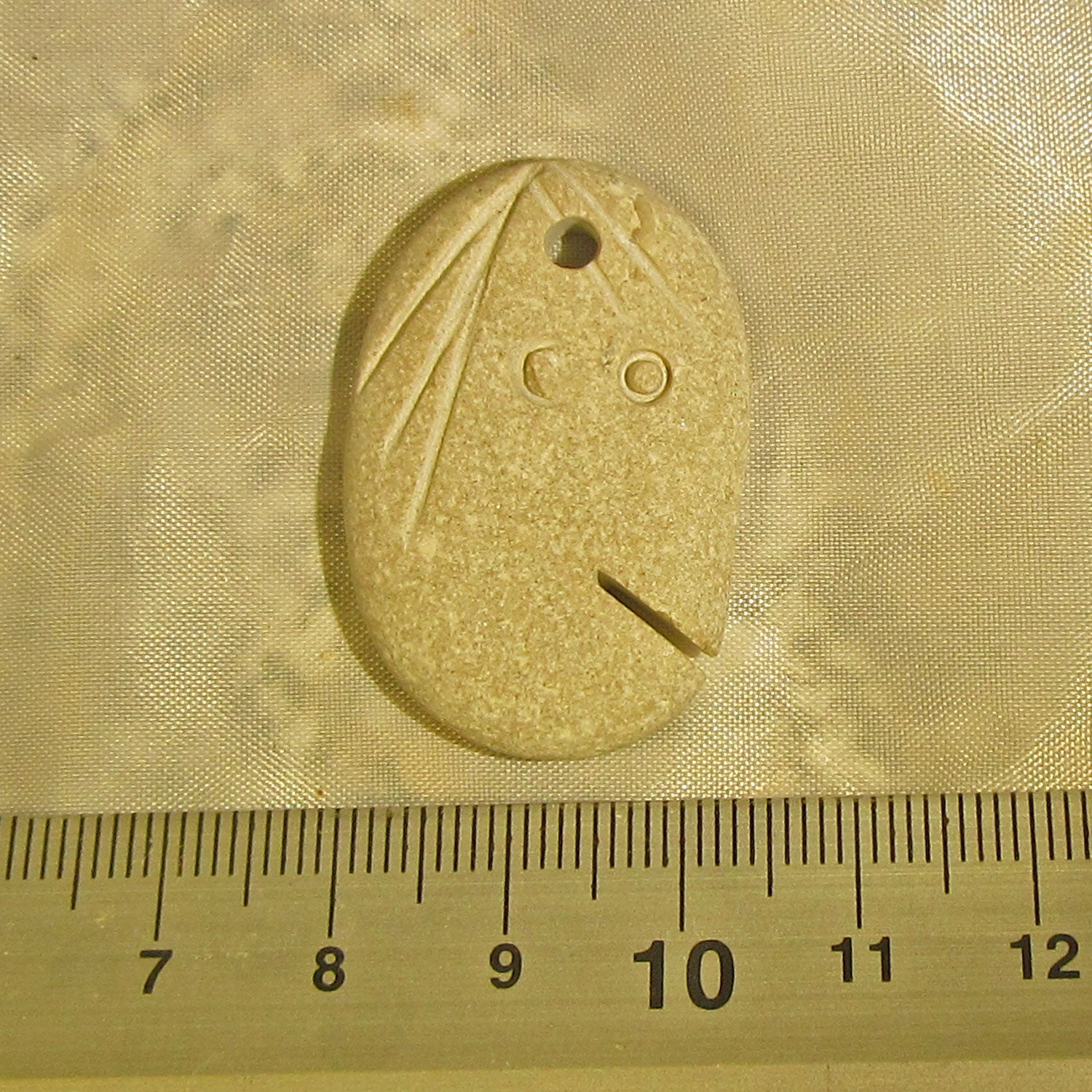 Unikat Anhänger Gesicht aus unpoliertem Bernstein