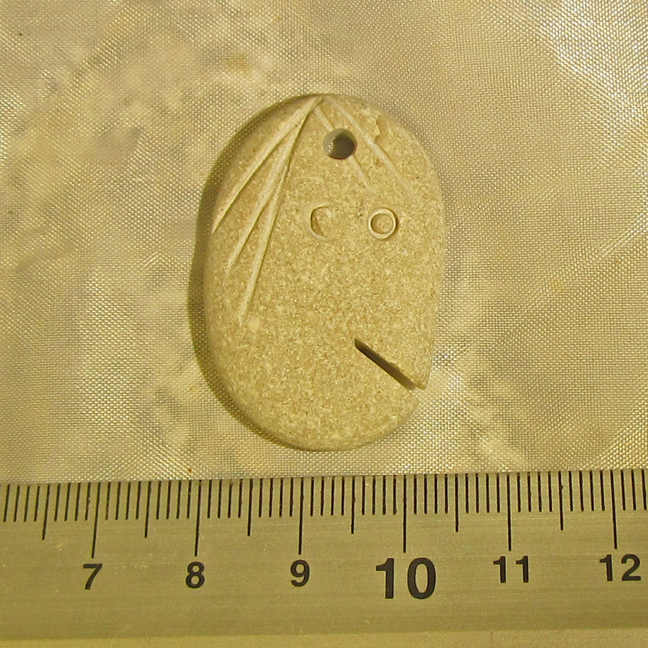 Unikat Anhänger Gesicht aus unpoliertem Bernstein