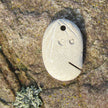 Unikat Anhänger Gesicht aus unpoliertem Bernstein