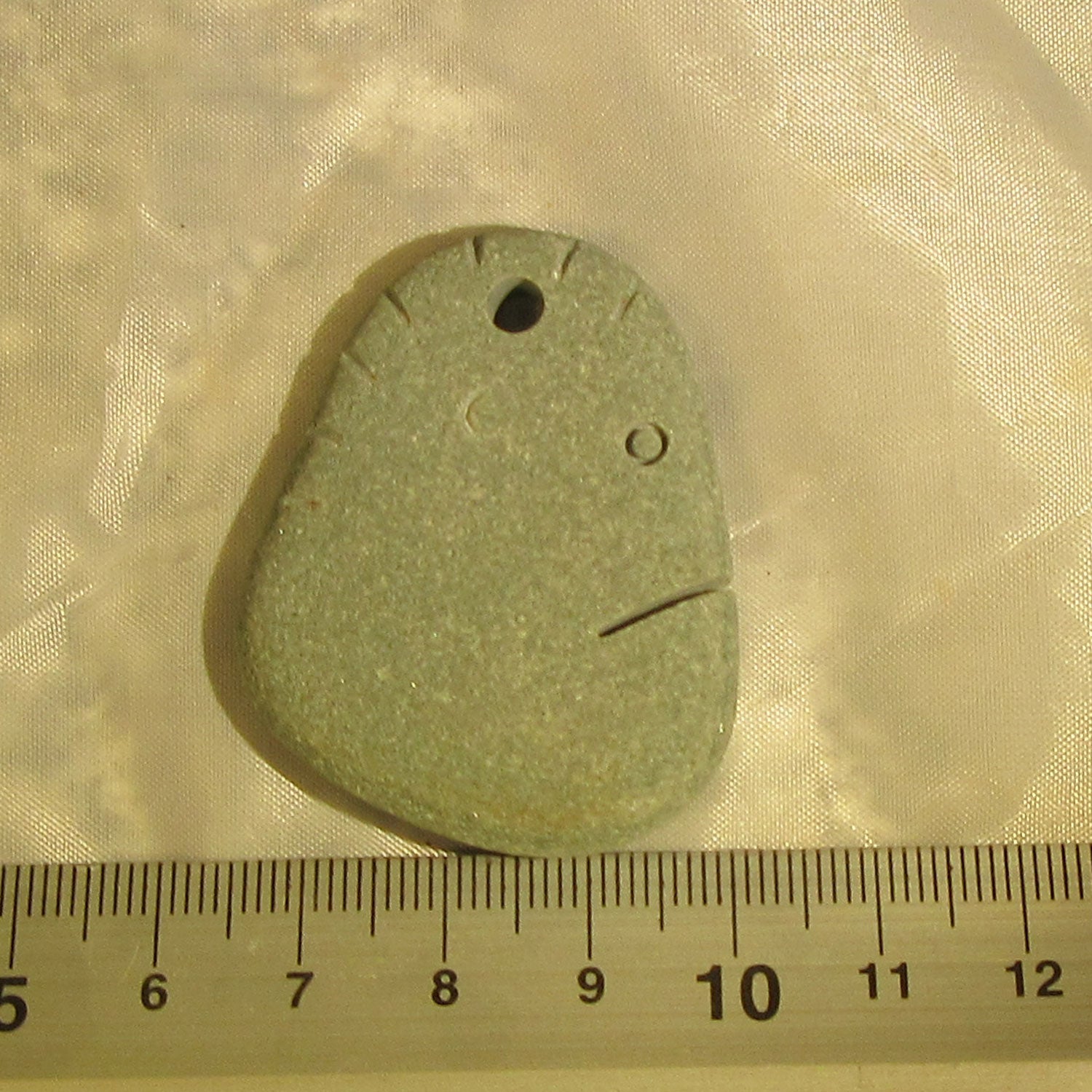 Einzelstück: Gesicht aus Stein als Anhänger