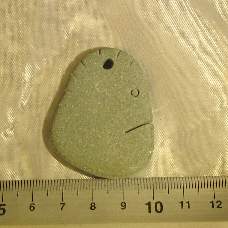 Einzelstück: Gesicht aus Stein als Anhänger