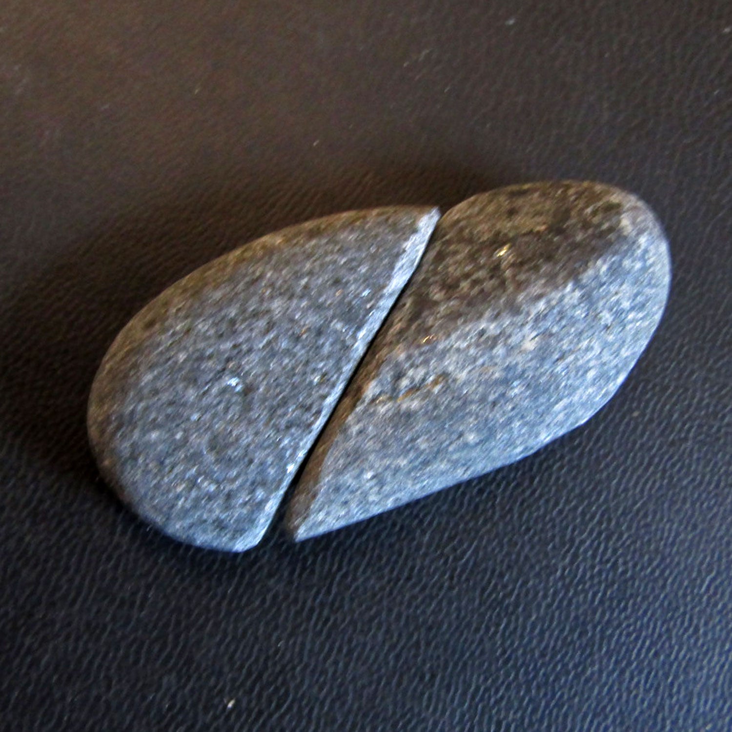 Schönes Steinherz aus Gneis – Natürliches Kunstwerk vom Rügener Strand