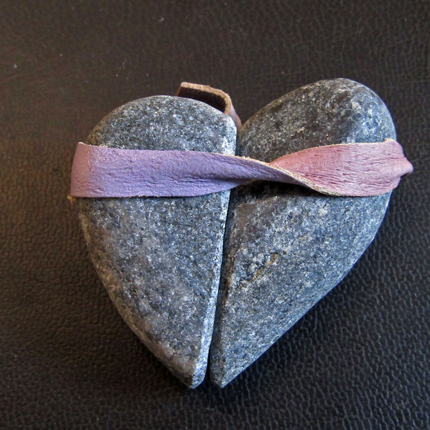 Schönes Steinherz aus Gneis – Natürliches Kunstwerk vom Rügener Strand