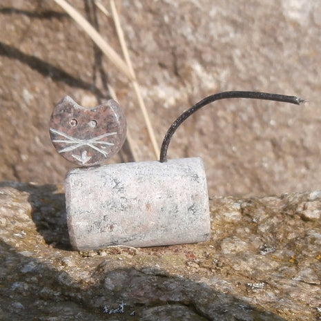 Liegende Miniatur-Steinkatze