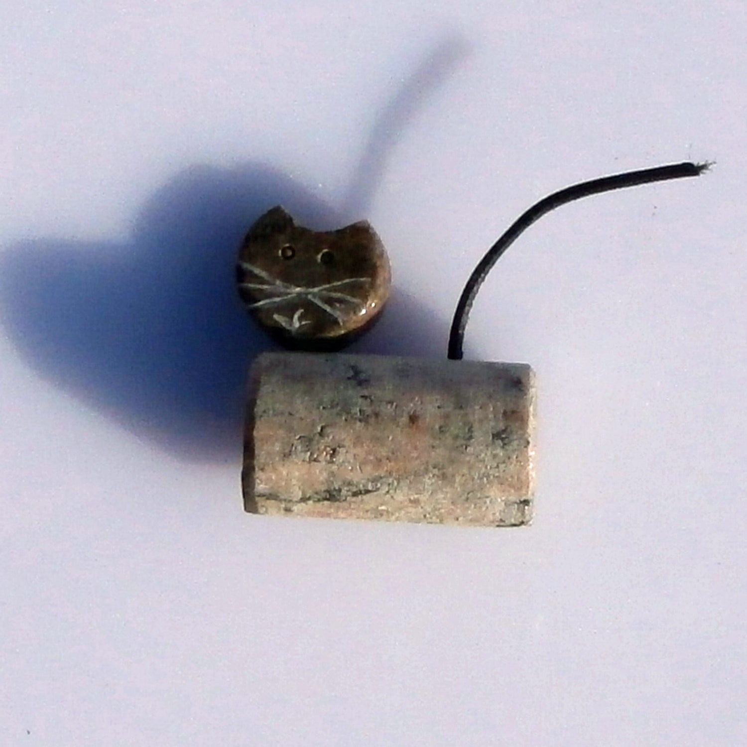 Liegende Miniatur-Steinkatze