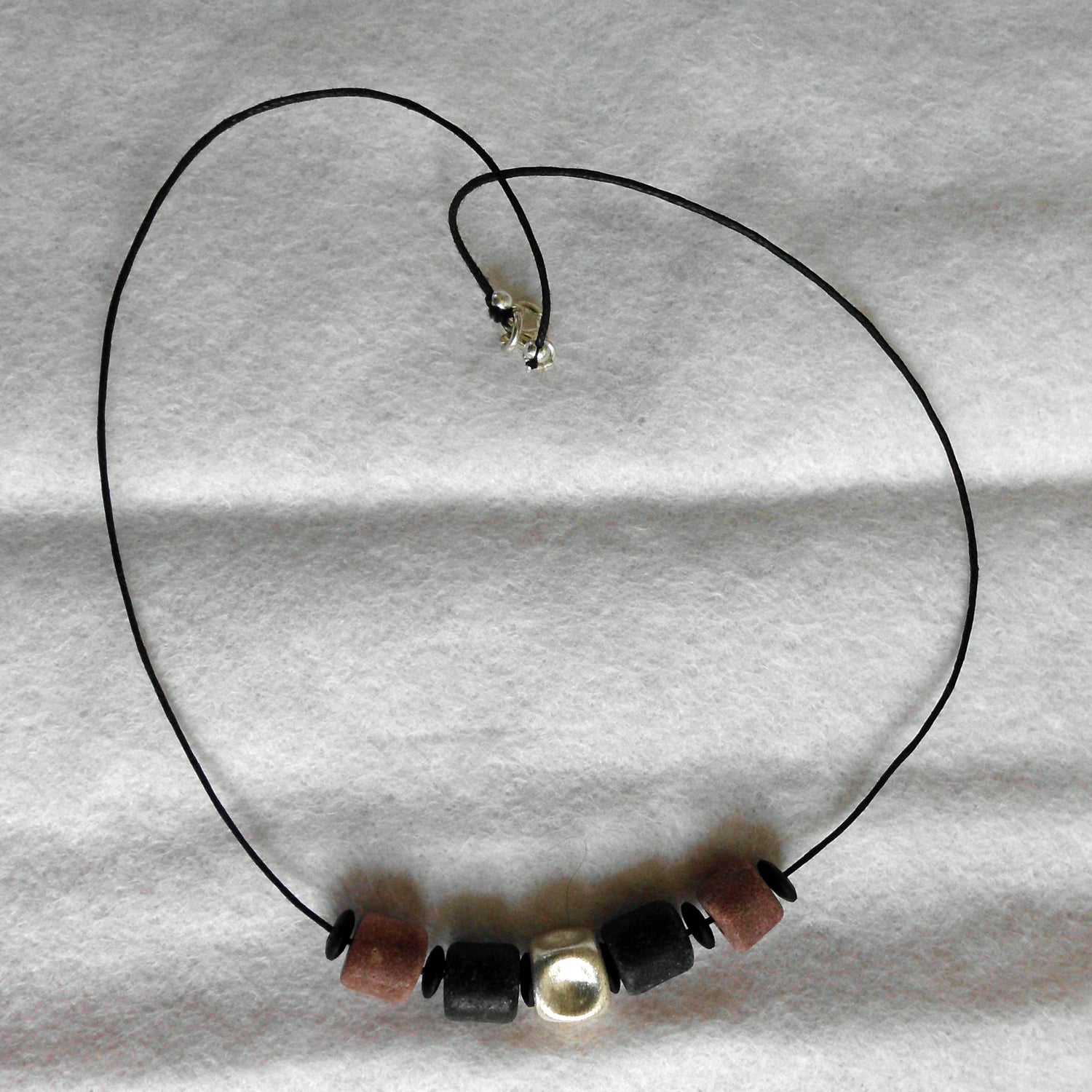 Collier aus Silberwürfel und Rügener Kieseln, Unikat