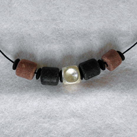 Collier aus Silberwürfel und Rügener Kieseln, Unikat