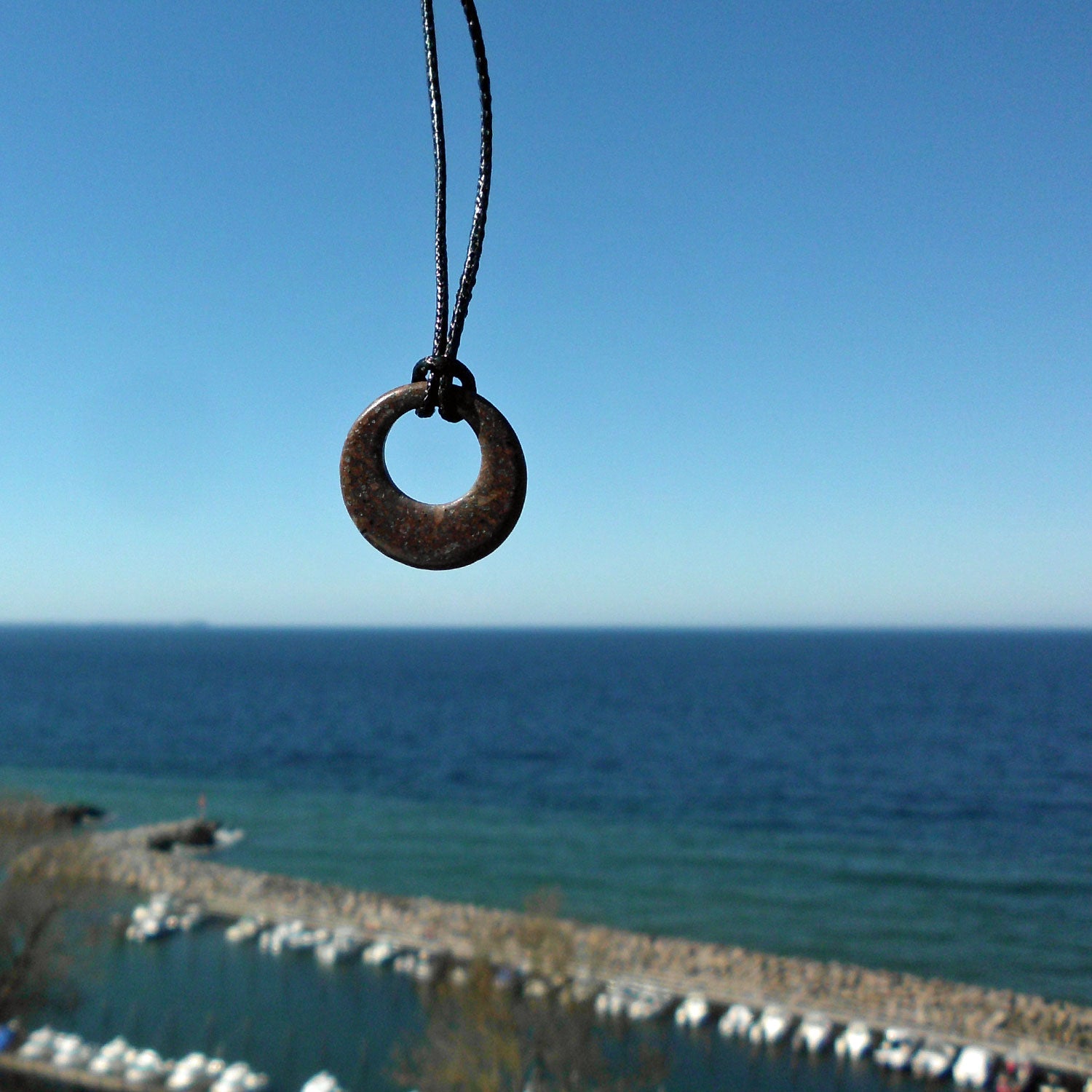 Einzelstück: Steinring aus Porphyr an Baumwollband