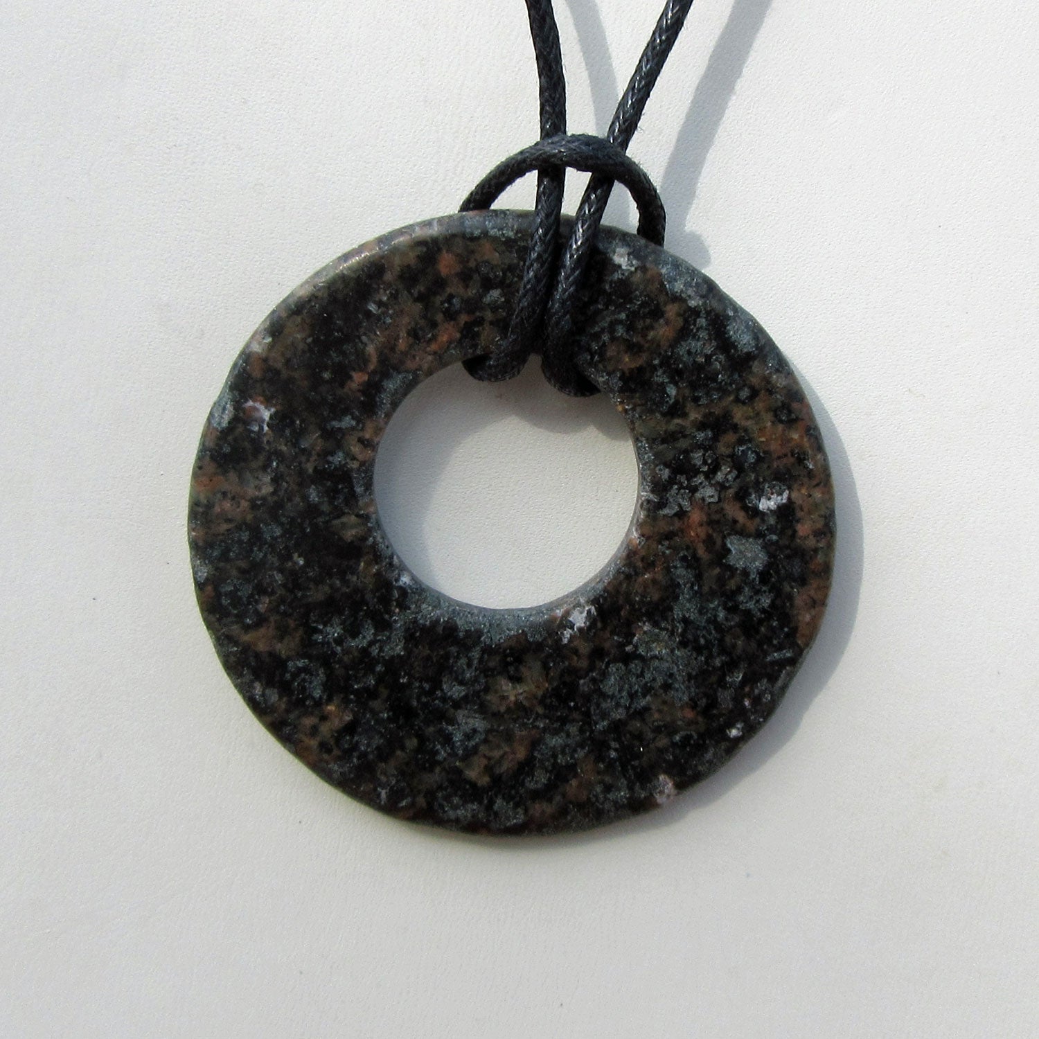 Einzelstück Steinring aus Granit am Band