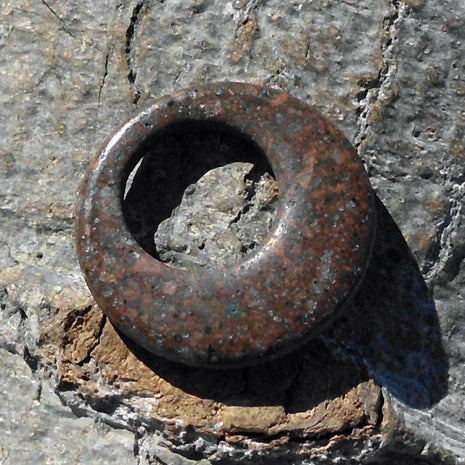 Einzelstück: Steinring aus Porphyr an Baumwollband
