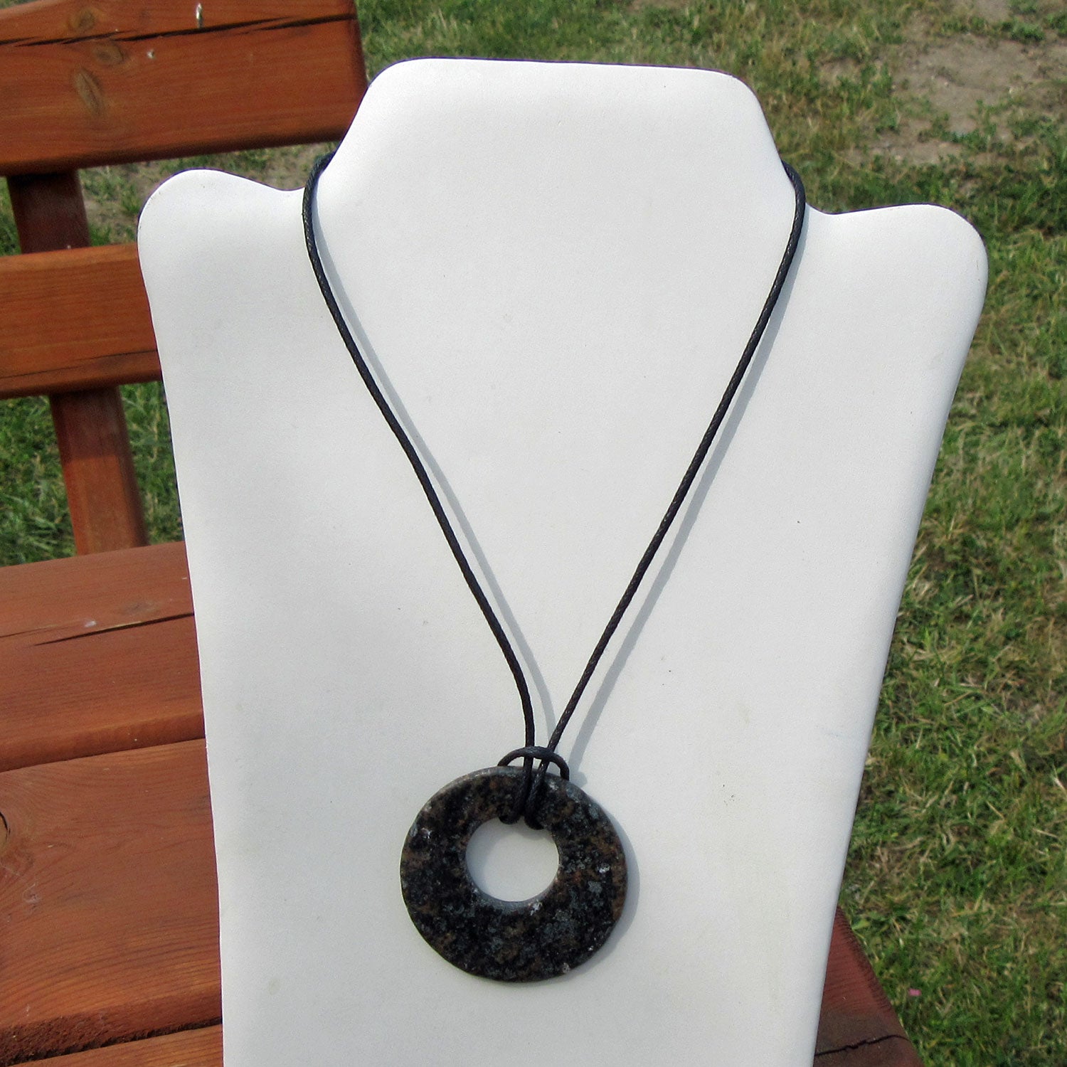 Einzelstück Steinring aus Granit am Band