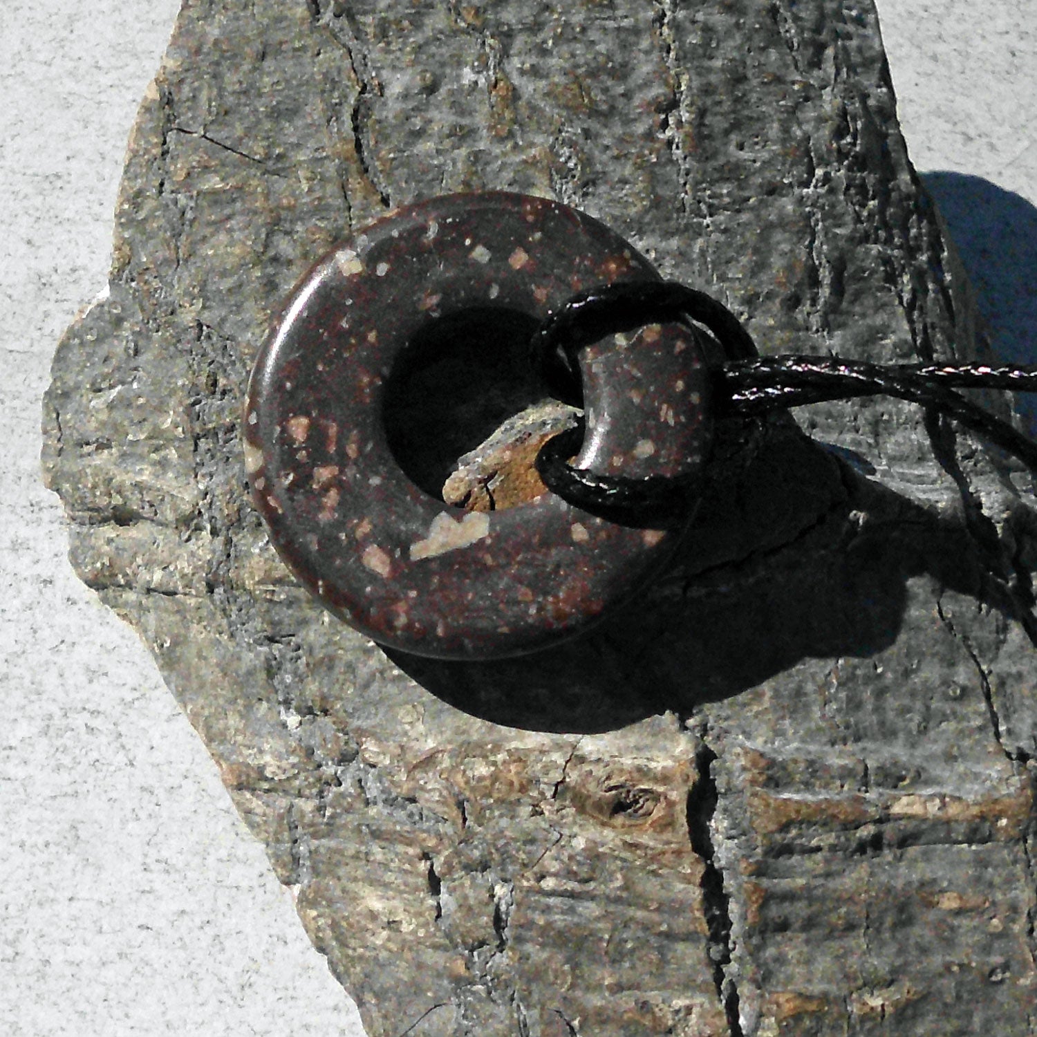 Einzelstück: Steinring aus Porphyr mit verstellbarem Band