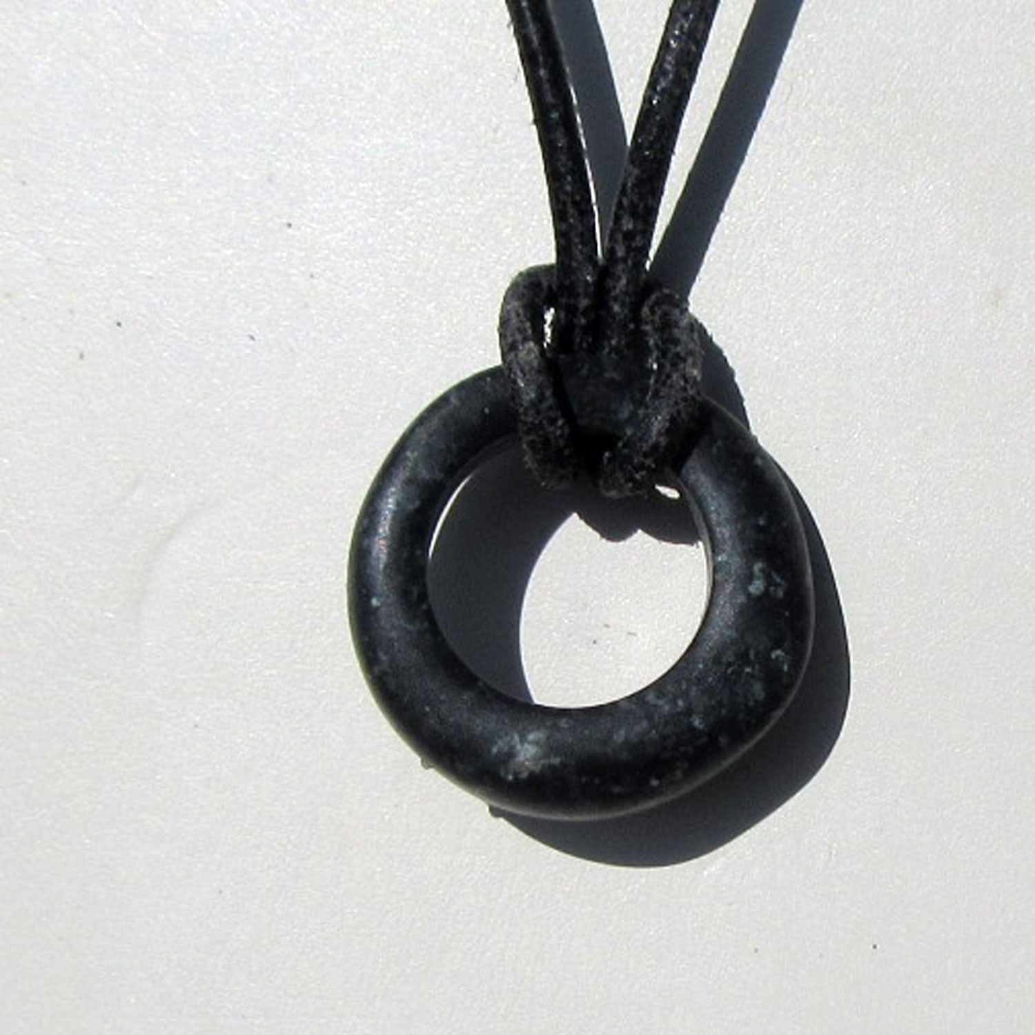 Einzelstück: Granitring am Lederband, maritim schick