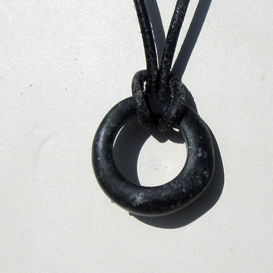 Einzelstück: Granitring am Lederband, maritim schick